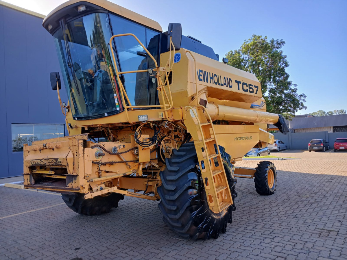 COLHEITADEIRA, TC57, PL17 flexível - Marca: NEW HOLLAND - Super